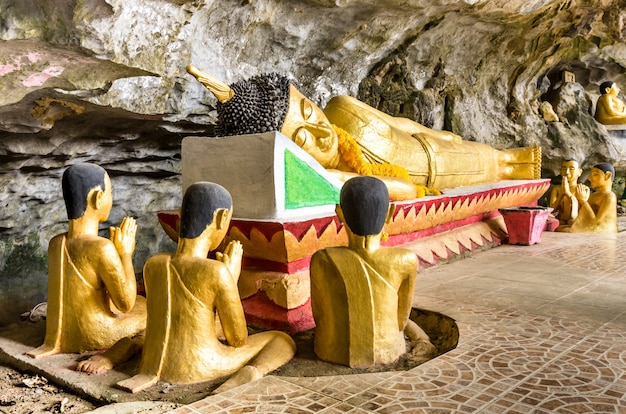 Buda reclinado - Cueva del elefante en Vang Vieng - Laos PDR