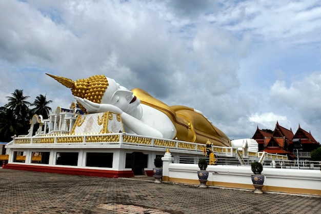 Buda reclinado em nuvens no fundo do céu em Wat That Noi em Nakhon Si Thammarat, Tailândia.