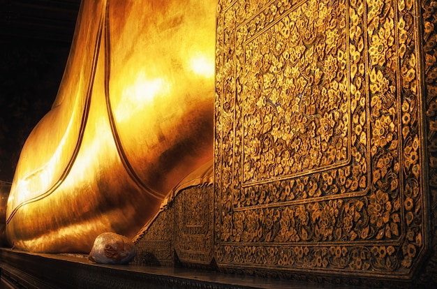 Buda reclinado estatua de oro. Wat Pho, Bangkok, Tailandia.