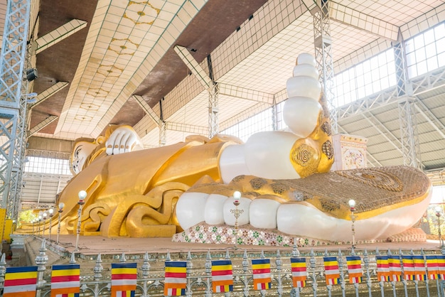 El Buda reclinado de Shwethalyaung en Bago, Myanmar