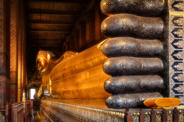 Buda reclinado en Wat Phra Chettuphon Wimon Mangkhalaram Ratchaworamahawihan, Bangkok, Tailandia