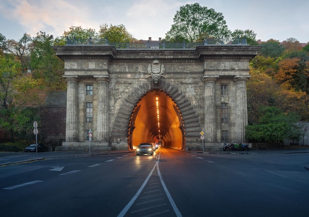 Buda-Schloss-Tunnel am Clark-Adam-Platz in Budapest, Ungarn