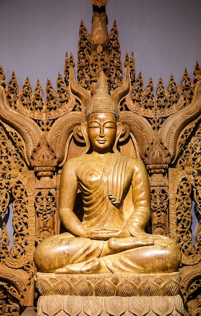 Buda tallado en madera