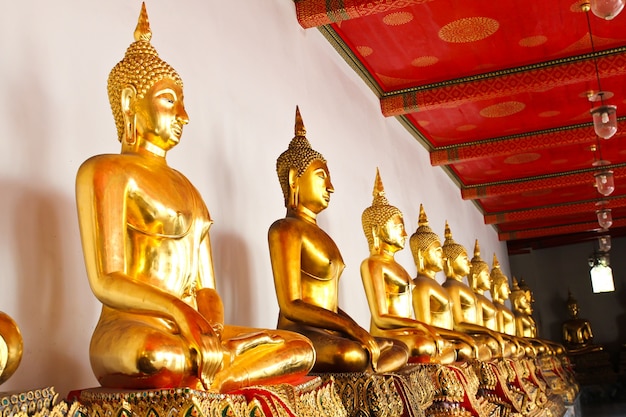 Buda en el templo de Wat Pho secuencialmente en Bangkok