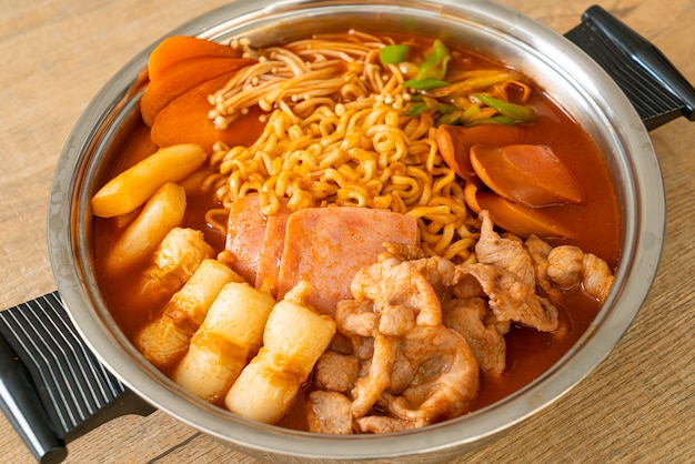 Budae Jjigae o Budaejjigae (estofado del ejército o estofado de base del ejército)