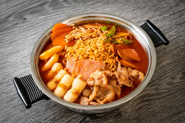 Budae Jjigae oder Budaejjigae (Armeeeintopf oder Armeebasiseintopf). Es ist voll mit Kimchi, Spam, Würstchen, Ramen-Nudeln und vielem mehr – dem beliebten koreanischen Hot-Pot-Food-Stil