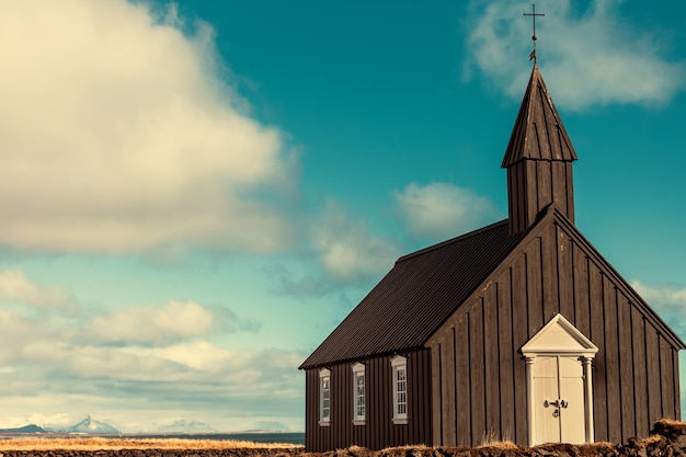 Budakirkja o iglesia negra de budir tono vintage en Islandia