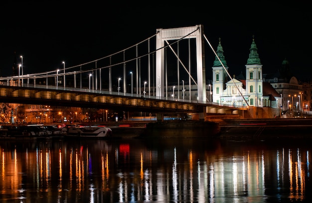 Budapest bei Nacht, Erzsebet-Brücke an der Donau, Reflexion der Nachtlichter auf dem Wasser