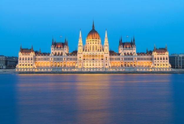 Budapest, edificio del Parlamento en la noche