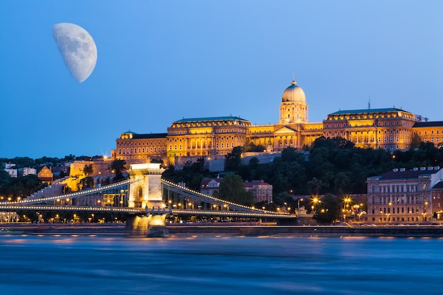 Budapest durante la hora azul Szechenyi Chain Bridge