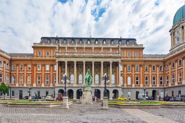 BUDAPEST, HUNGRÍA - 03 de mayo de 2016: Castillo Real de Budapest-Patio del Palacio Real de Budapest. Hungría.
