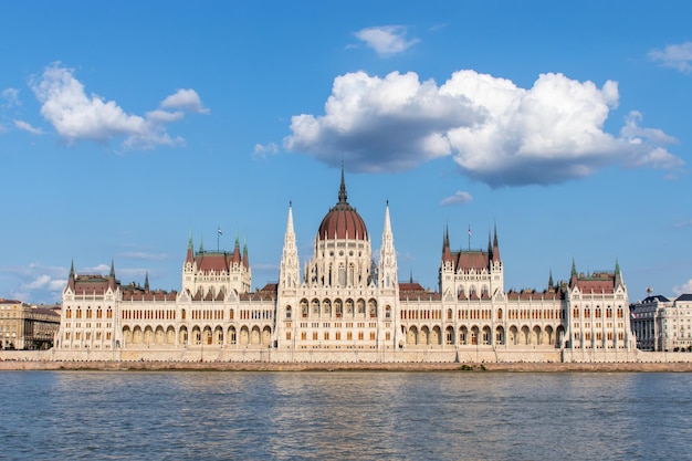 BUDAPEST HUNGRÍA 19 2021 DE AGOSTO vista del edificio del parlamento húngaro desde el río Danubio