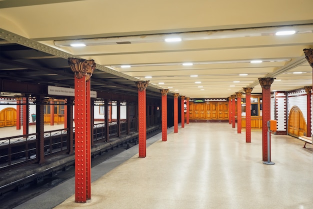 BUDAPEST, HUNGRÍA-MAYO 02,2016: Interior de la estación de metro de Budapest. Amarillo (1 línea) es el sistema ferroviario subterráneo electrificado más antiguo del continente europeo.