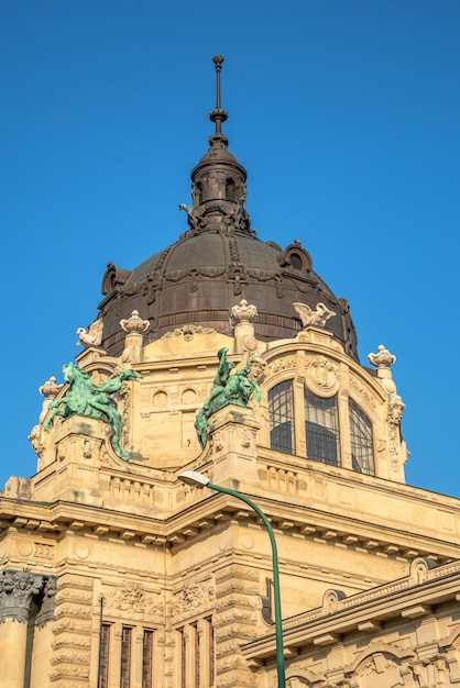 Budapest Hungria 21082021 Banho medicinal Térmico Szechenyi em Budapeste Hungria em uma manhã ensolarada de verão