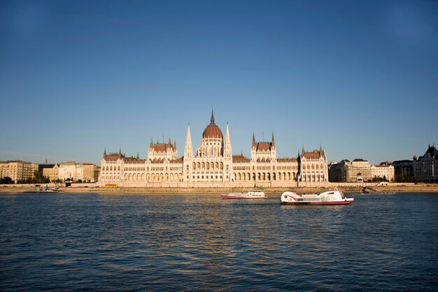 BUDAPEST HUNGRÍA 23 DE SEPTIEMBRE Vea el paisaje y el paisaje urbano y el Parlamento húngaro con cruceros turísticos en el río delta del Danubio y el puente de las cadenas de Budapest el 23 de septiembre de 2019 en Budapest Hungría