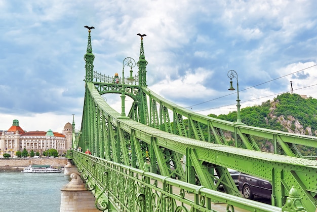 Foto budapest, hungría-6 de mayo de 2016: puente de la libertad en budapest, puente que conecta buda y pest a través del río danubio.