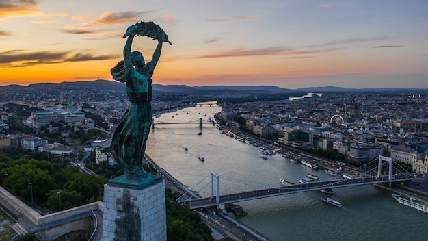 Budapest, Hungría, julio de 2019 - Vista aérea de la estatua de la libertad en Budapest durante el anochecer