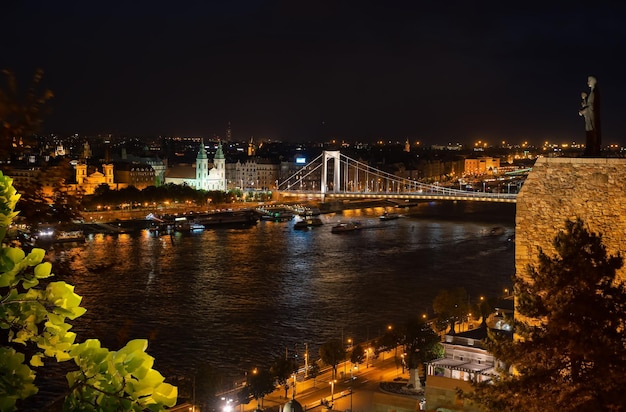 Budapest iluminada por la noche