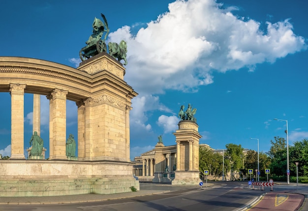 Budapest, Ungarn 21.08.2021. Denkmal für das Jahrtausend von Ungarn auf dem Heldenplatz in Budapest an einem sonnigen Sommermorgen