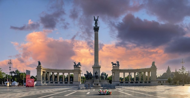 Budapest, Ungarn 21.08.2021. Denkmal für das Jahrtausend von Ungarn auf dem Heldenplatz in Budapest an einem sonnigen Sommermorgen