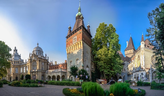 Budapest Ungarn 21082021 Schloss Vajdahunyad im Stadtpark von Budapest Ungarn an einem sonnigen Sommermorgen