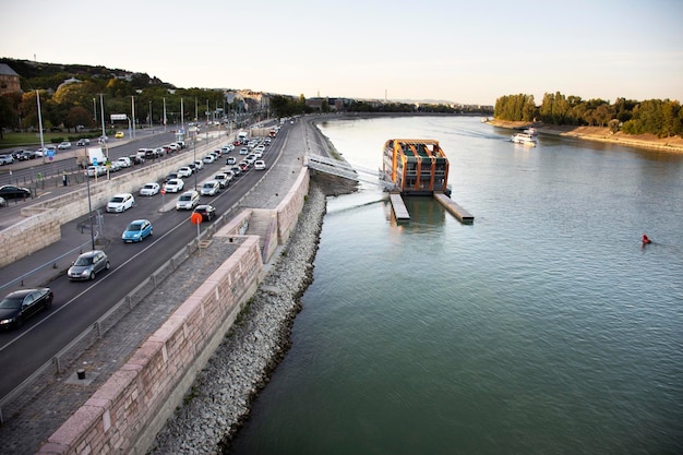 BUDAPEST, UNGARN, 22. SEPTEMBER Verkehrsstraße und ungarische Fahrer, die am 22. September 2019 in Budapest, Ungarn, auf der Straße am Flussufer der Donau in Buda fahren