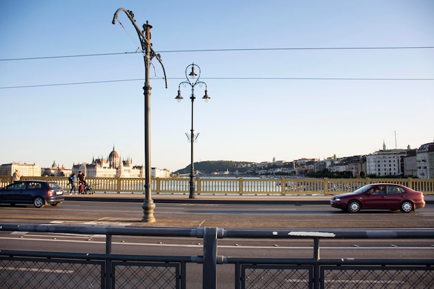 BUDAPEST UNGARN 23. SEPTEMBER Verkehrsstraße mit Straßenbahn und ungarischen Passagieren und ausländischen Reisenden zu Fuß Fußweg neben der Elizabeth Bridge Road am 23. September 2019 in Budapest Ungarn