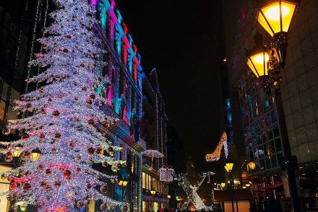 Budapest Ungarn Glühender Weihnachtsbaum und Touristen auf der Vaci Straße Schöne Einkaufsstraße