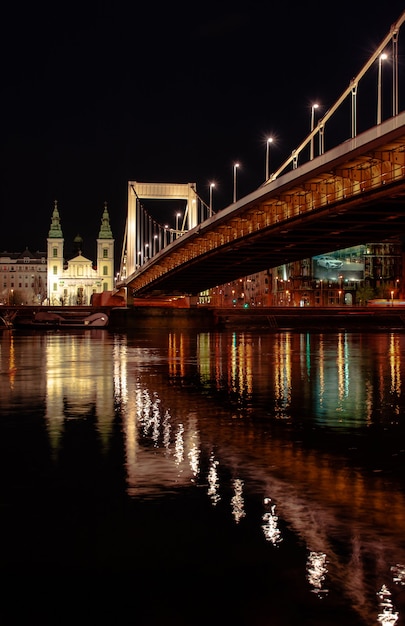 Budapeste à noite, ponte Erzsebet no rio Danúbio, reflexo das luzes noturnas na água