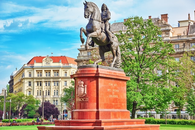 Budapeste, Hungria-2 de maio de 2016: Monumento para Francis Ii Rakoczi à esquerda do edifício do Parlamento húngaro, na Praça Lajos Kossuth, em Budapeste. Hungria.