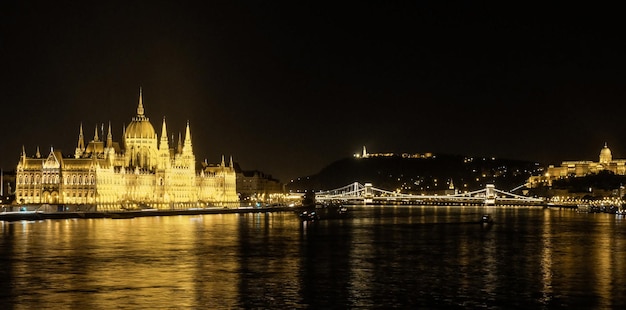 Budapeste, Hungria, 3 de maio de 2018. Visão noturna da cidade de Budapeste, edifício do Parlamento, à esquerda do elenco de Buda