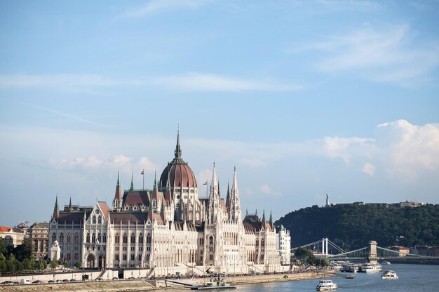 Budapeste. Hungria. vista do edifício do parlamento em um dia ensolarado