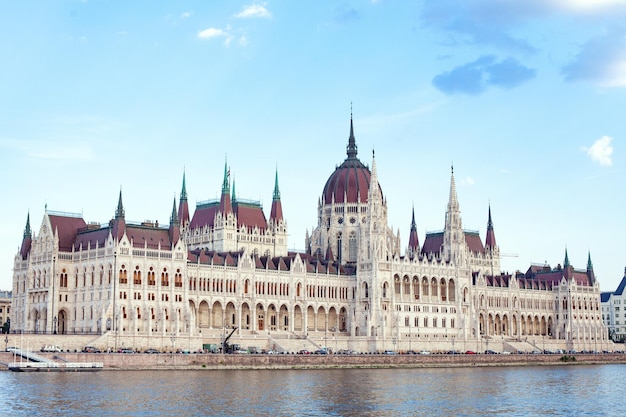 Budapeste. Hungria. vista do edifício do parlamento em um dia ensolarado