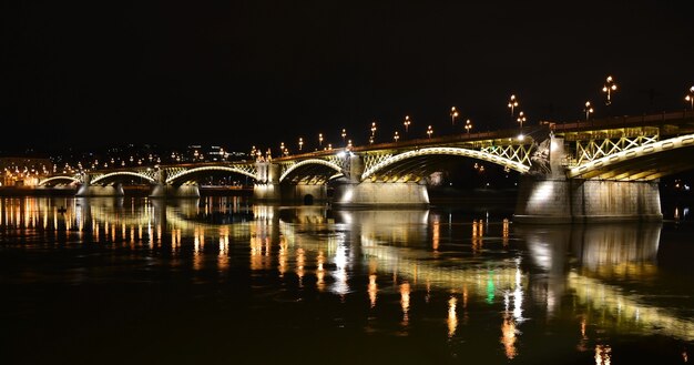 Budapeste noturna, ponte Margit sobre o rio Danúbio, reflexo das luzes noturnas na água