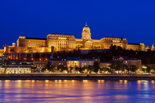 Budapester Königspalast nachts mit Beleuchtung, Ungarn, Europa. Reisen Sie im Freien europäischen Hintergrund