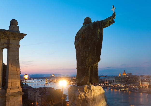 Budapester Nachtansicht. Das Denkmal für Bischof Gellert.