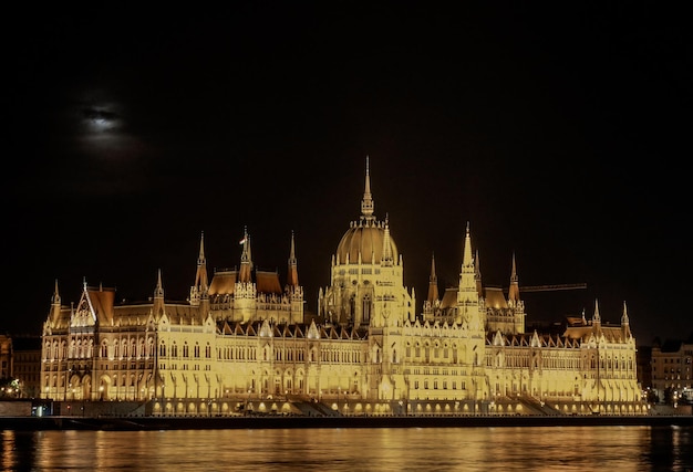 Budapester Parlament in Ungarn nachts auf der Donau