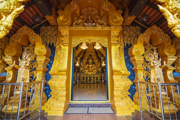 Uno de los budas de oro en el templo de Tailandia