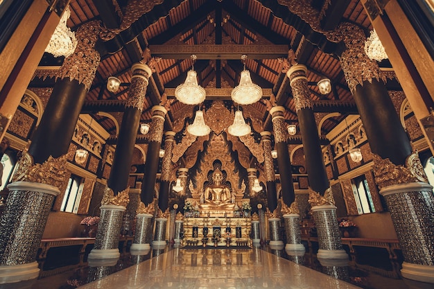 Foto uno de los budas de oro en el templo de tailandia