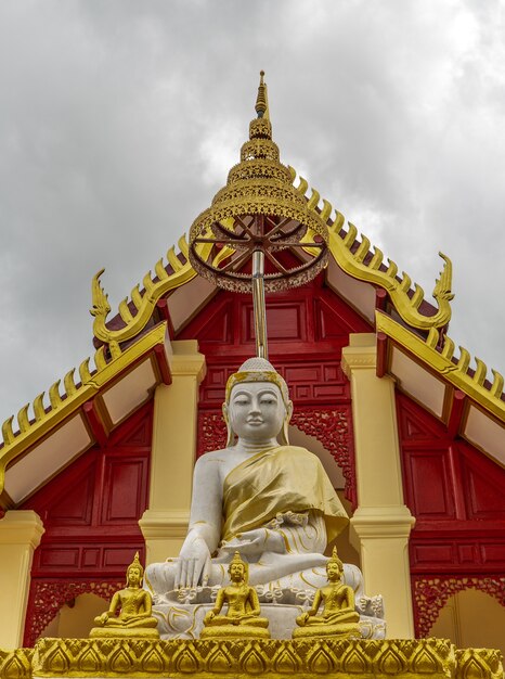 Budas tailandesas antigas na província de Mukdahan Tailândia