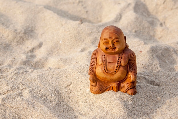 Budda-Statuette am Strand