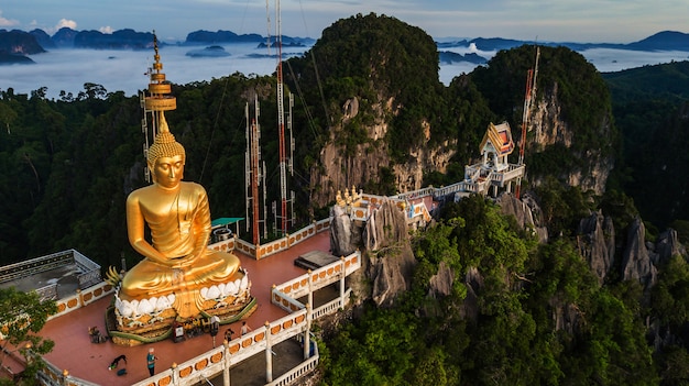 Buddha auf dem Spitzenberg von Wat Tham Seua (Tiger Cae), Krabi, Thailand