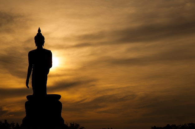 Buddha bei Sonnenuntergang.