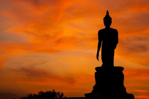 Buddha bei Sonnenuntergang.