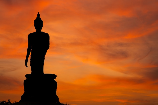 Buddha bei Sonnenuntergang.