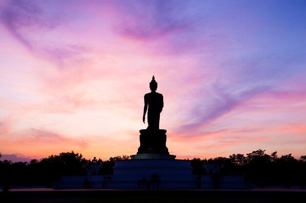 Buddha bei Sonnenuntergang.