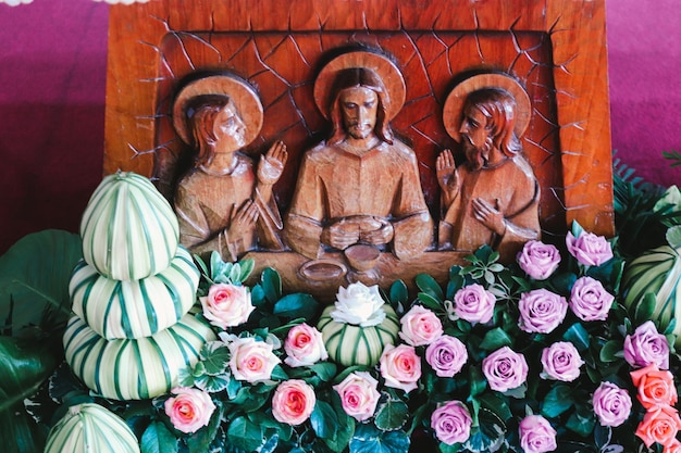 Buddha-Bild und Blumen im TempelThailand