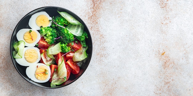 Buddha Bowl frischer Salat gekochtes Ei Brokkoli Tomate Gurke Gemüse Mahlzeit Snack auf dem Tisch