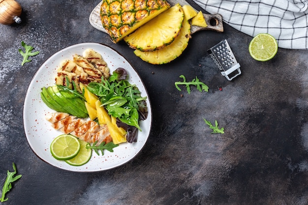 Buddha Bowl mit Ananassalat, gegrillter Hähnchenbrust, Halloumi, Avocado, Limette und Olivenöl