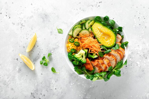 Buddha Bowl mit gegrillter Hähnchenbrust, Avocado und frischem Gemüsesalat zum Mittagessen